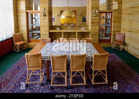 Plzen, République tchèque - 16 août 2024 : intérieur de la salle à manger de l'appartement Vogl conçu par l'architecte Adollf Loos. Banque D'Images