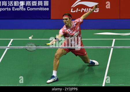 Hong Kong, Chine. 14 septembre 2024. Viktor Axelsen, du Danemark, participe à la demi-finale masculine en simple contre Anthony Sinisuka Ginting, de l'Indonésie, au tournoi de badminton de Hong Kong Open 2024 à Hong Kong, en Chine, le 14 septembre 2024. Crédit : LO Ping FAI/Xinhua/Alamy Live News Banque D'Images