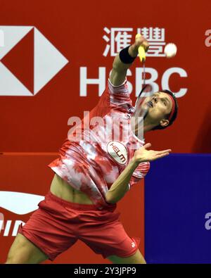 Hong Kong, Chine. 14 septembre 2024. Viktor Axelsen, du Danemark, sert lors de la demi-finale masculine en simple contre Anthony Sinisuka Ginting, d'Indonésie, au tournoi de badminton de Hong Kong Open 2024 à Hong Kong, en Chine, le 14 septembre 2024. Crédit : LO Ping FAI/Xinhua/Alamy Live News Banque D'Images