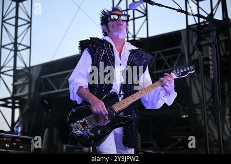 Daniel Ash se produit avec Love & Rockets au Pier 17 Rooftop le 11 septembre 2024 à New York. Banque D'Images