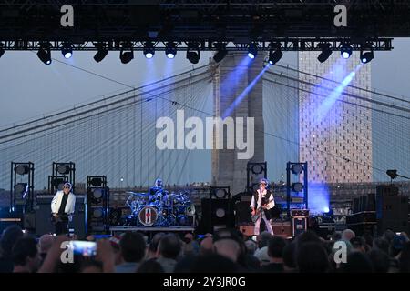 David J et Daniel Ash jouent avec Love & Rockets au Pier 17 Rooftop le 11 septembre 2024 à New York. Banque D'Images