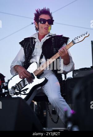 Daniel Ash se produit avec Love & Rockets au Pier 17 Rooftop le 11 septembre 2024 à New York. Banque D'Images