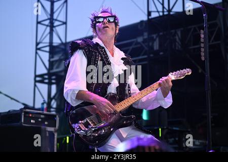 Daniel Ash se produit avec Love & Rockets au Pier 17 Rooftop le 11 septembre 2024 à New York. Banque D'Images