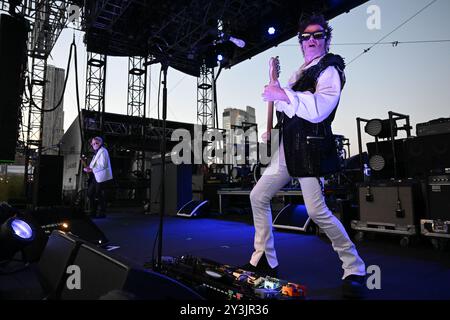 David J et Daniel Ash jouent avec Love & Rockets au Pier 17 Rooftop le 11 septembre 2024 à New York. Banque D'Images