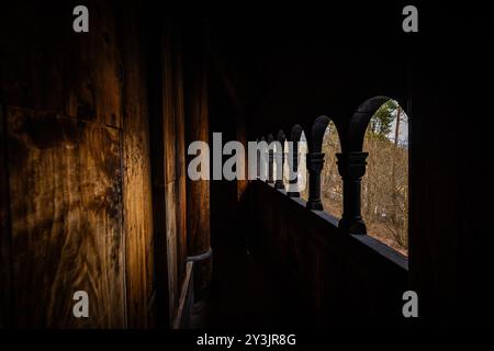 Oslo - 11 février 2023 : L'église médiévale épique de Gol Stave dans le musée en plein air d'Oslo, Norvège Banque D'Images