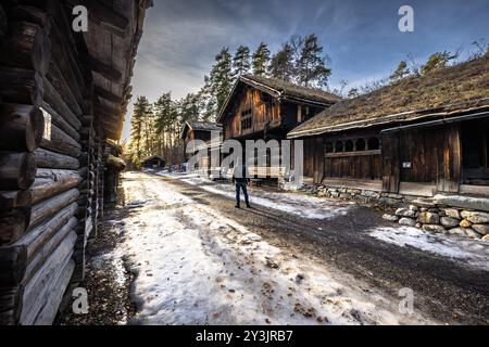 Oslo - 11 février 2023 : bâtiments scandinaves traditionnels dans le musée en plein air d'Oslo, Norvège Banque D'Images