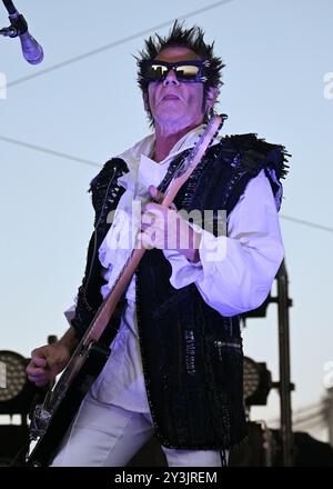 Daniel Ash se produit avec Love & Rockets au Pier 17 Rooftop le 11 septembre 2024 à New York. Banque D'Images