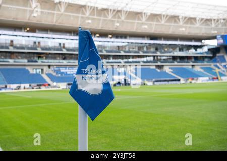 Sinsheim, Deutschland. 14 septembre 2024. VOR Spielbeginn, Symbolbild, logo, Wappen TSG 1899 Hoffenheim GER, TSG 1899 Hoffenheim v. Bayer 04 Leverkusen, Fussball, Herren, 1. Bundesliga, 3. Spieltag, saison 24/25, 14.09.2024, LES RÈGLEMENTS DFL/DFB INTERDISENT TOUTE UTILISATION DE PHOTOGRAPHIES COMME SÉQUENCES D'IMAGES ET/OU QUASI-VIDÉO, Foto : Eibner-Pressefoto/Wolfgang Frank crédit : dpa/Alamy Live News Banque D'Images