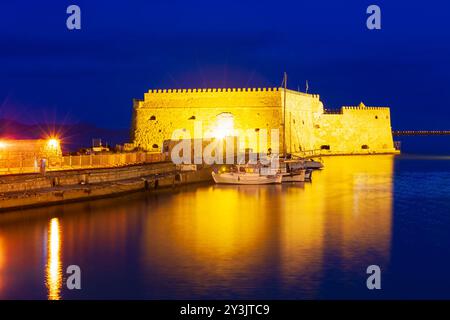 Le Koules ou Castello a Mare est une forteresse à l'entrée du vieux port d'Héraklion, île de Crète en Grèce Banque D'Images