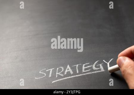 Mot de stratégie d'écriture à la main sur le tableau noir Banque D'Images