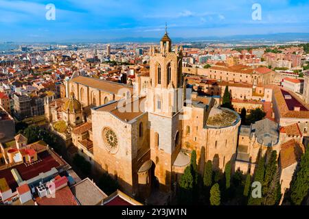 Vue panoramique aérienne de la cathédrale de Tarragone. C'est une église catholique romaine dans la ville de Tarragone, la région de Catalogne en Espagne. Banque D'Images