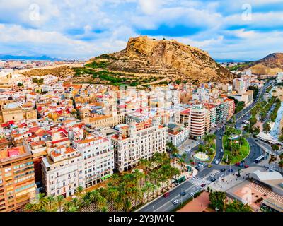 Vue panoramique aérienne du château de Santa Barbara. Le château de Santa Barbara est un fort situé sur le mont Benacantil, dans le centre d'Alicante, en Espagne. Banque D'Images