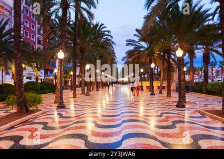 Promenade près du port d'Alicante. Alicante est une ville de la région de Valence, en Espagne. Banque D'Images