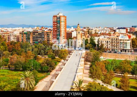 Vue panoramique aérienne de la ville de Valence depuis la porte de Serrans ou les tours de Serranos. Valence est la troisième municipalité la plus peuplée d'Espagne. Banque D'Images