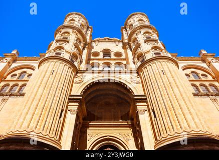 Vue rapprochée de la cathédrale de Malaga. La cathédrale de Malaga est une église catholique romaine dans la ville de Malaga, dans la communauté andalouse en Espagne. Banque D'Images