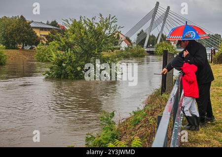 Zidlochovice, République tchèque. 14 septembre 2024. Inondation de la rivière Svratka, dont le niveau monte à Zidlochovice près de Brno, République tchèque, 14 septembre 2024. Crédit : Patrik Uhlir/CTK photo/Alamy Live News Banque D'Images