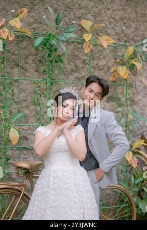 une paire d'homme et de femme élégantes poses homme et femme tête inclinée romantique et affectueux portant de belles robes dans le parc photo shot Banque D'Images