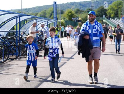 Les fans de Brighton et Hove Albion arrivent avant le match de premier League au stade American Express de Brighton. Date de la photo : samedi 14 septembre 2024. Banque D'Images