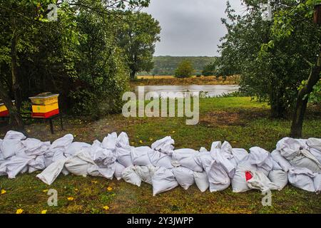 Zidlochovice, République tchèque. 14 septembre 2024. Inondation de la rivière Svratka, dont le niveau monte à Zidlochovice près de Brno, République tchèque, 14 septembre 2024. Crédit : Patrik Uhlir/CTK photo/Alamy Live News Banque D'Images