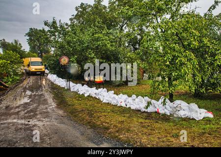 Zidlochovice, République tchèque. 14 septembre 2024. Inondation de la rivière Svratka, dont le niveau monte à Zidlochovice près de Brno, République tchèque, 14 septembre 2024. Crédit : Patrik Uhlir/CTK photo/Alamy Live News Banque D'Images