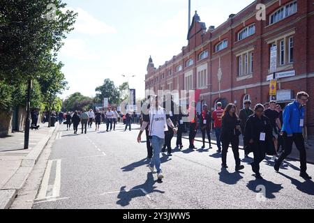 Les supporters arrivent à Craven Cottage avant le match de premier League à Craven Cottage, Londres. Date de la photo : samedi 14 septembre 2024. Banque D'Images