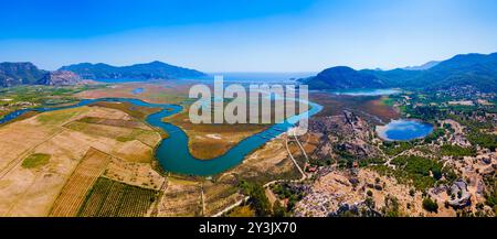 Vue panoramique aérienne du delta du fleuve Dalyan. Dalyan est une ville de la province de Mugla, en Turquie. Banque D'Images