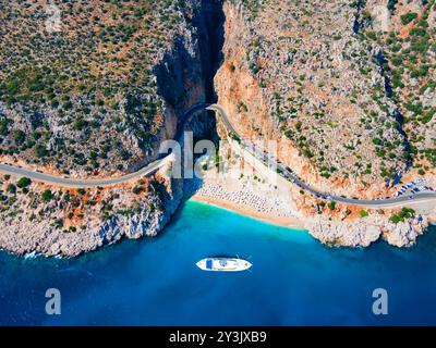 Vue panoramique aérienne de la plage de Kaputas. Kaputas ou Kaputash est une petite plage située entre Kas et Kalkan dans la province d'Antalya, en Turquie Banque D'Images