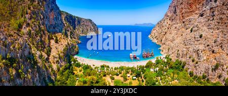 Butterfly Valley Beach ou Kelebekler Vadisi vue panoramique aérienne. Butterfly Beach est une belle plage près du village d'Oludeniz, quartier de Fethiye In Banque D'Images