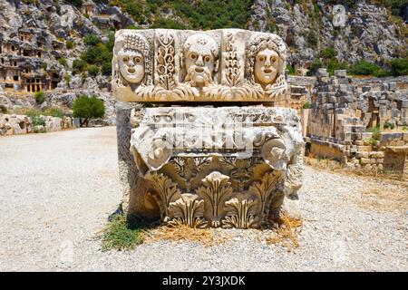 Façades en pierre sculptée dans les ruines de la ville antique de Myra. Myra est situé dans la ville de Demre dans la province d'Antalya en Turquie. Banque D'Images