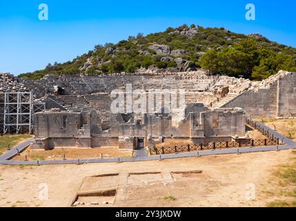 Théâtre romain à la ville antique de Patara, la capitale de la Lycie. Il est situé sur la côte près du village de Gelemis dans la province d'Antalya, en Turquie. Banque D'Images