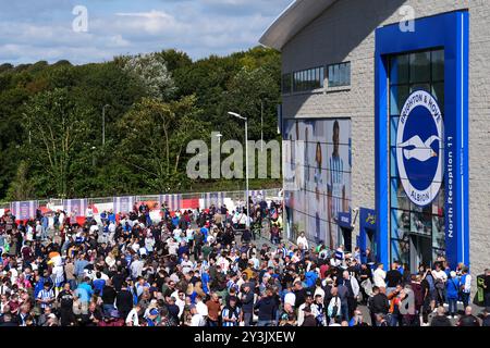 Les fans de Brighton et Hove Albion arrivent avant le match de premier League au stade American Express de Brighton. Date de la photo : samedi 14 septembre 2024. Banque D'Images