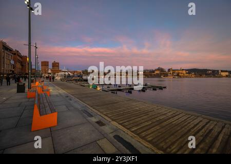 Oslo - 11 février 2023 : la zone portuaire du centre-ville d'Oslo, Norvège Banque D'Images