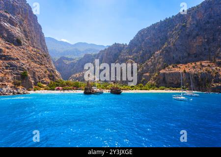 Bateaux touristiques près de la plage des papillons, village d'Oludeniz dans le district de Fethiye en Turquie Banque D'Images