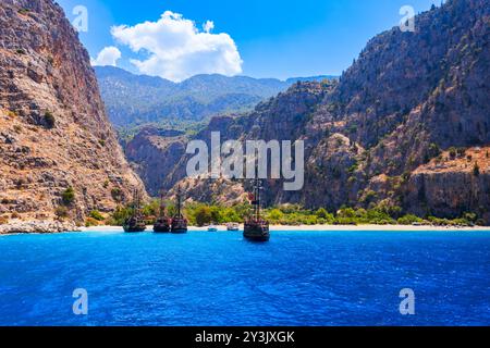 Bateaux touristiques près de la plage des papillons, village d'Oludeniz dans le district de Fethiye en Turquie Banque D'Images