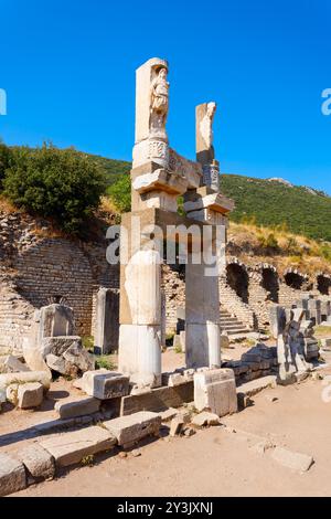 La place et le Temple de Domitien à l'ancienne ville grecque d'Éphèse. Ephèse ou Efes est situé près de Selcuk ville moderne dans la province d'Izmir à Turke Banque D'Images
