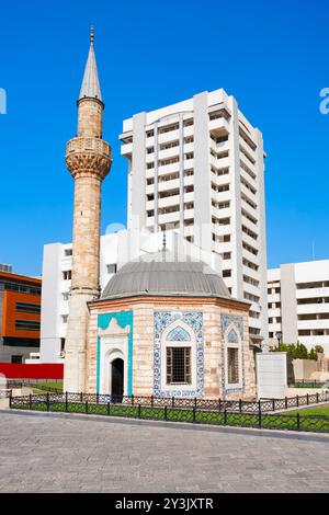 La mosquée Konak ou mosquée Yali est située sur la place Konak dans la ville d'Izmir en Turquie. Banque D'Images