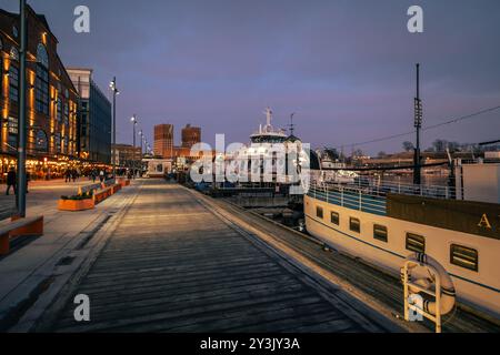 Oslo - 11 février 2023 : la zone portuaire du centre-ville d'Oslo, Norvège Banque D'Images