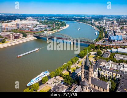 Grand Saint Martin Eglise et pont Hohenzollern par Rhin à Cologne, Allemagne Banque D'Images