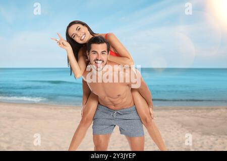 Heureux couple passant leur lune de miel en mer. Jeunes mariés s'amusant sur la plage de sable Banque D'Images