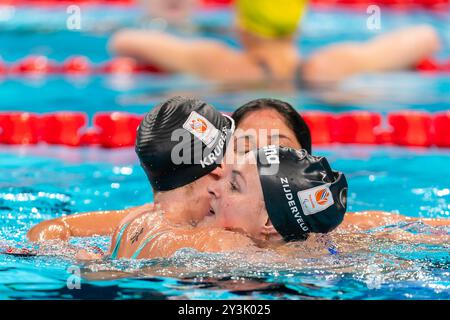 Nanterre, France. 30 août 2024. NANTERRE, FRANCE - AOÛT 30 : Lisa Kruger, des pays-Bas, interagit avec Chantalle Zijderveld, des pays-Bas, après avoir participé à la finale du 100 m brasse féminine - SB9 lors du jour 2 des Jeux paralympiques d'été de para natation - Paris 2024 à Paris la Defense Arena le 30 août 2024 à Nanterre, France. (Photo de Joris Verwijst/Agence BSR) crédit : Agence BSR/Alamy Live News Banque D'Images