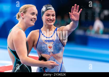 Nanterre, France. 30 août 2024. NANTERRE, FRANCE - AOÛT 30 : Lisa Kruger, des pays-Bas, interagit avec Chantalle Zijderveld, des pays-Bas, après avoir participé à la finale du 100 m brasse féminine - SB9 lors du jour 2 des Jeux paralympiques d'été de para natation - Paris 2024 à Paris la Defense Arena le 30 août 2024 à Nanterre, France. (Photo de Joris Verwijst/Agence BSR) crédit : Agence BSR/Alamy Live News Banque D'Images