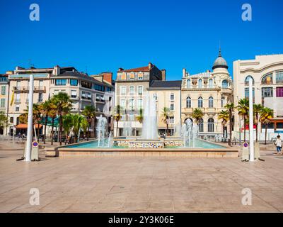 Fontaine et piscine à la place Georges Clemenceau, dans le centre-ville de Pau en France Banque D'Images