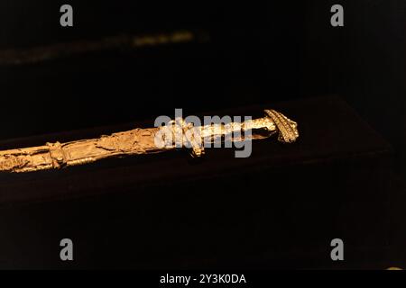 Oslo - 12 février 2023 : anciennes épées vikings au Musée historique d'Oslo, Norvège Banque D'Images