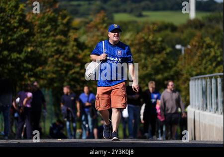 Un fan d'Ipswich Town arrive avant le match de premier League à l'American Express Stadium de Brighton. Date de la photo : samedi 14 septembre 2024. Banque D'Images