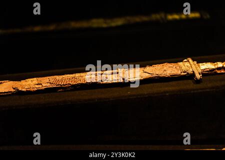 Oslo - 12 février 2023 : anciennes épées vikings au Musée historique d'Oslo, Norvège Banque D'Images