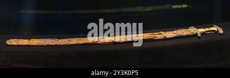 Oslo - 12 février 2023 : anciennes épées vikings au Musée historique d'Oslo, Norvège Banque D'Images