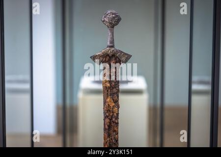 Oslo - 12 février 2023 : anciennes épées vikings au Musée historique d'Oslo, Norvège Banque D'Images