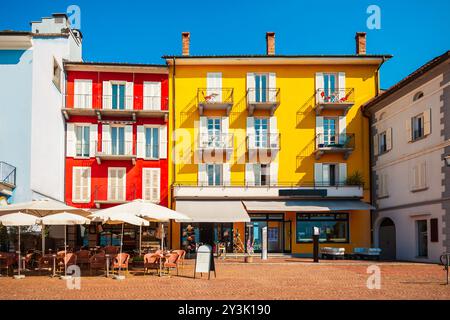 Rue café et maisons colorées à Ascona, situé près de la ville de Locarno sur les rives du lac majeur dans le canton du Tessin en Suisse. Banque D'Images