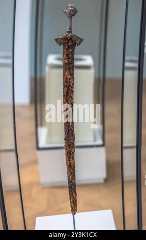 Oslo - 12 février 2023 : anciennes épées vikings au Musée historique d'Oslo, Norvège Banque D'Images