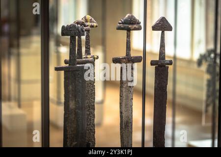 Oslo - 12 février 2023 : anciennes épées vikings au Musée historique d'Oslo, Norvège Banque D'Images